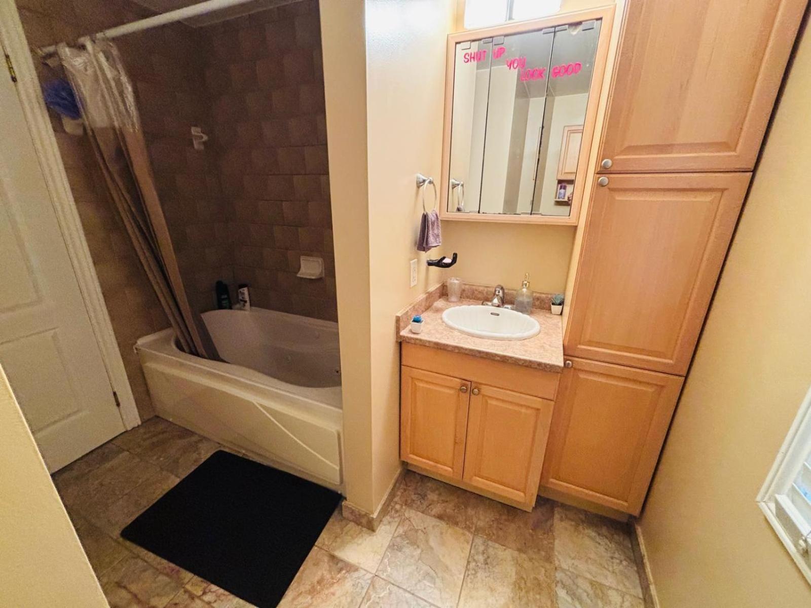 Square One Mississauga Suite- Attached Bathroom, Walking Transit & Plaza Kültér fotó